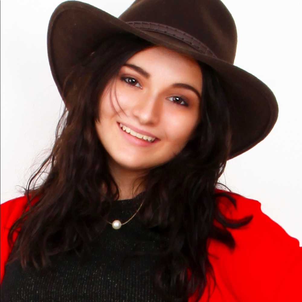 Meet your Posher, Abby